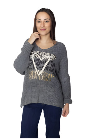Woman wearing a gray sweater with a decorative heart design on a white background, featuring the brand 'Amor Rosa'.